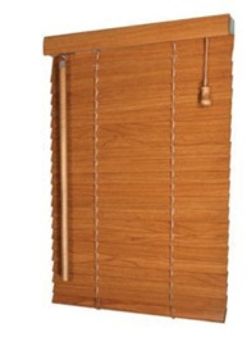 Hnedé drevené žalúzie na okne, zavesené vertikálne.