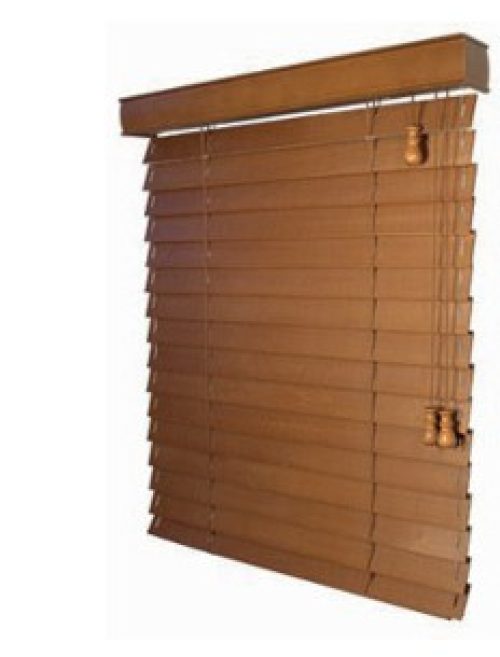 Hnedé drevené žalúzie na okno