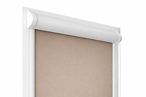 Béžová rolety s bielym rámom a retiazkou.
