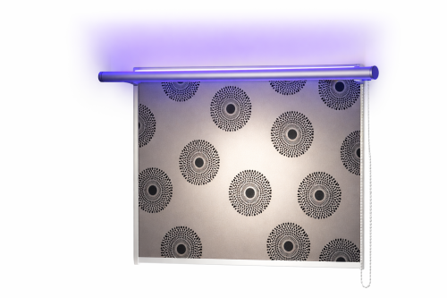 Okenná roleta so vzorom kruhu a retiazkou.