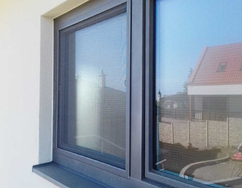 Moderné okno s vonkajším pohľadom na ulicu.
